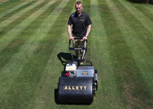 Charger l'image dans la galerie, Tondeuse à cylindre Allett C24 (Moteur avec bac de ramassage)