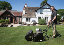 Charger l'image dans la galerie, Tondeuse à cylindre Allett C24 (Moteur avec bac de ramassage)