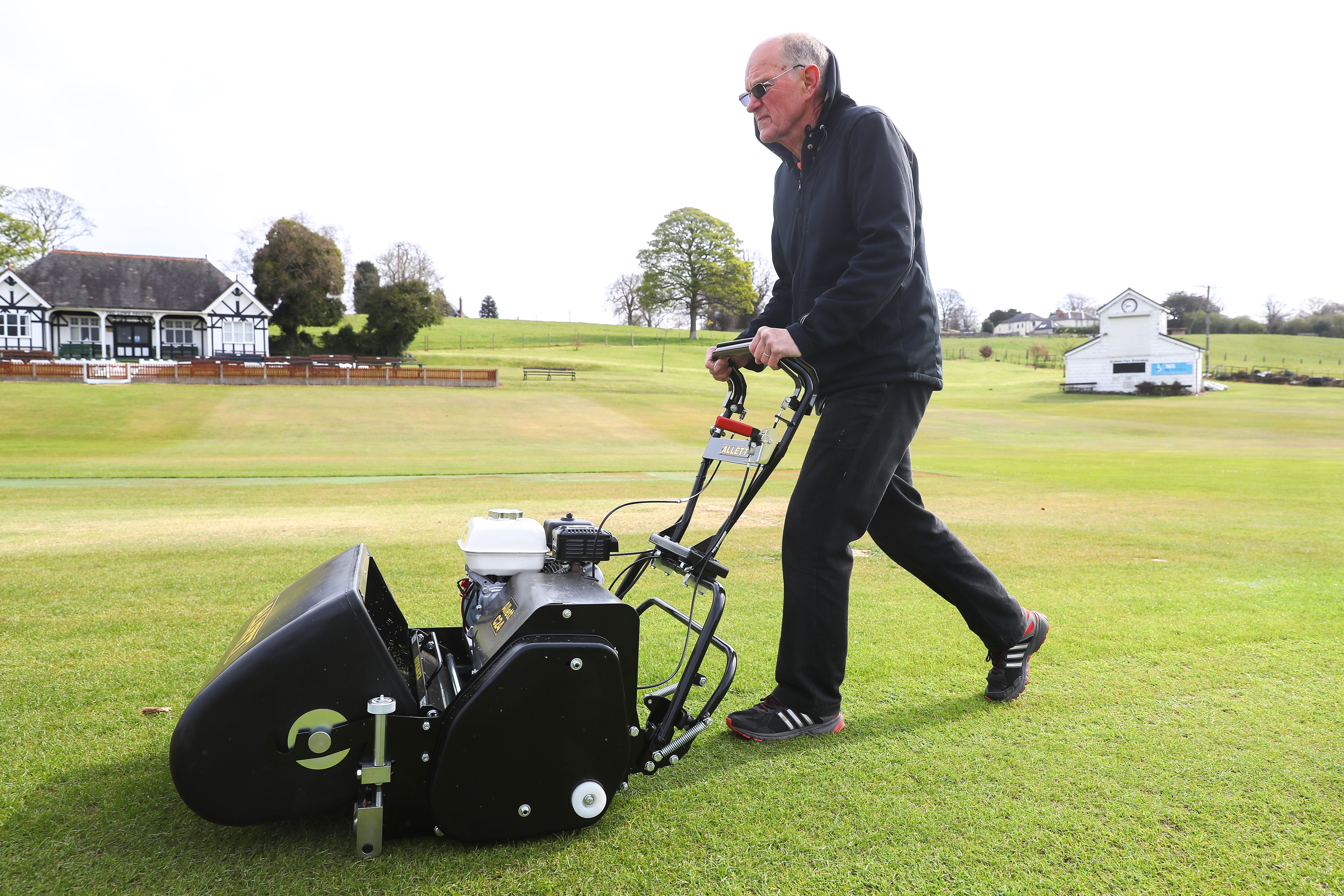 Tondeuse à cylindre Allett C24 (Moteur avec bac de ramassage)