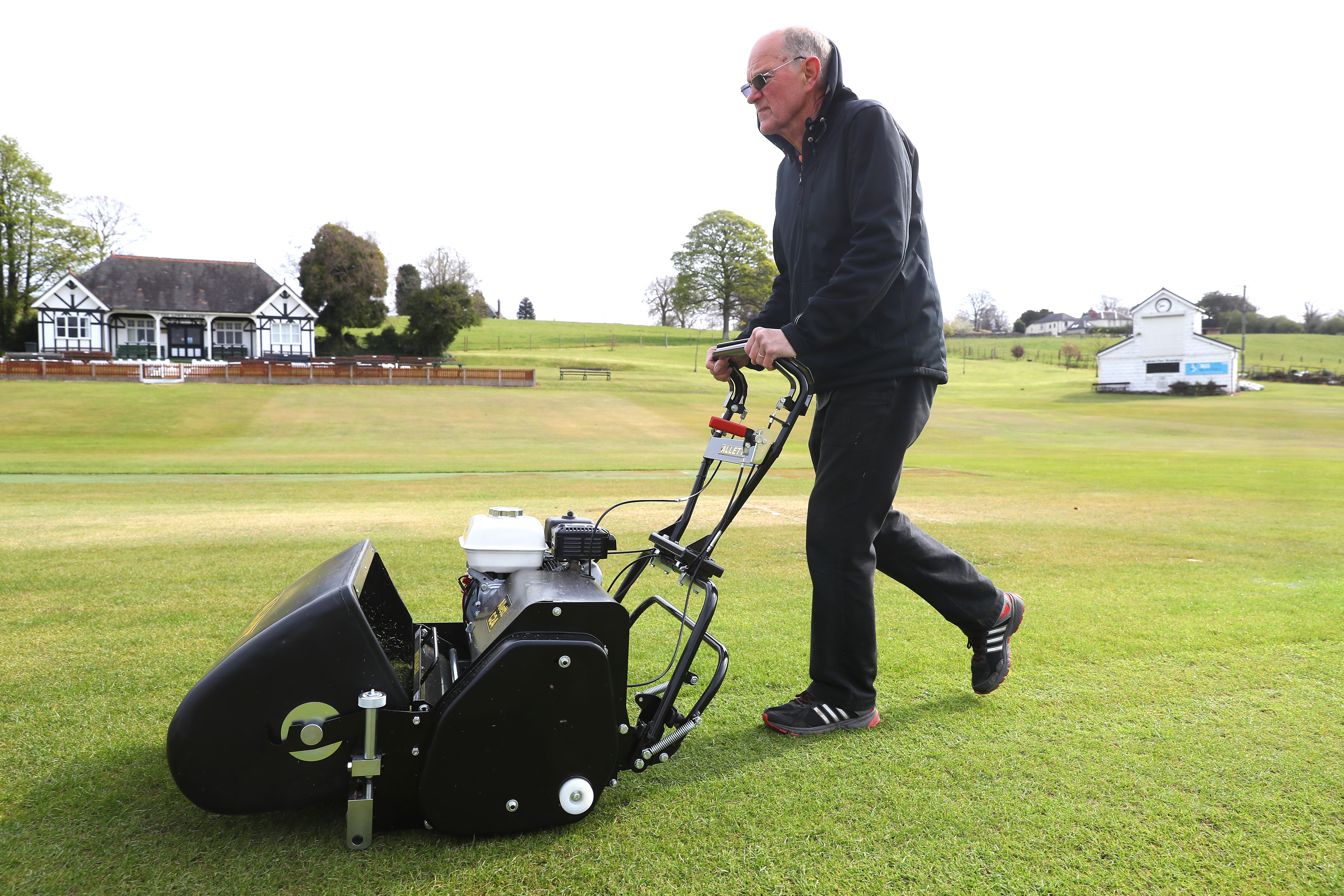 Tondeuse à cylindre Allett C24 (Moteur avec bac de ramassage)