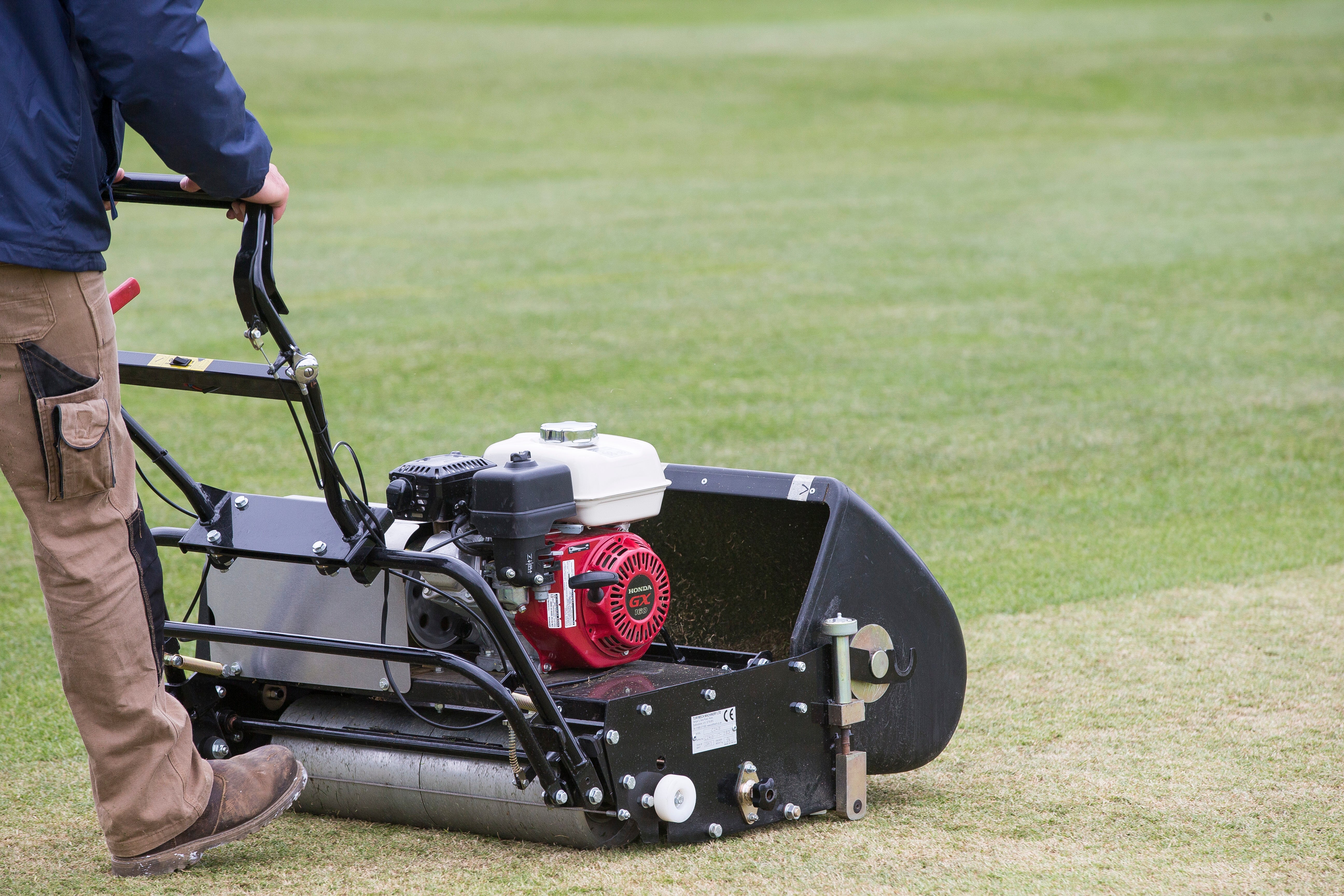 Tondeuse à cylindre Allett C24 (Moteur avec bac de ramassage)