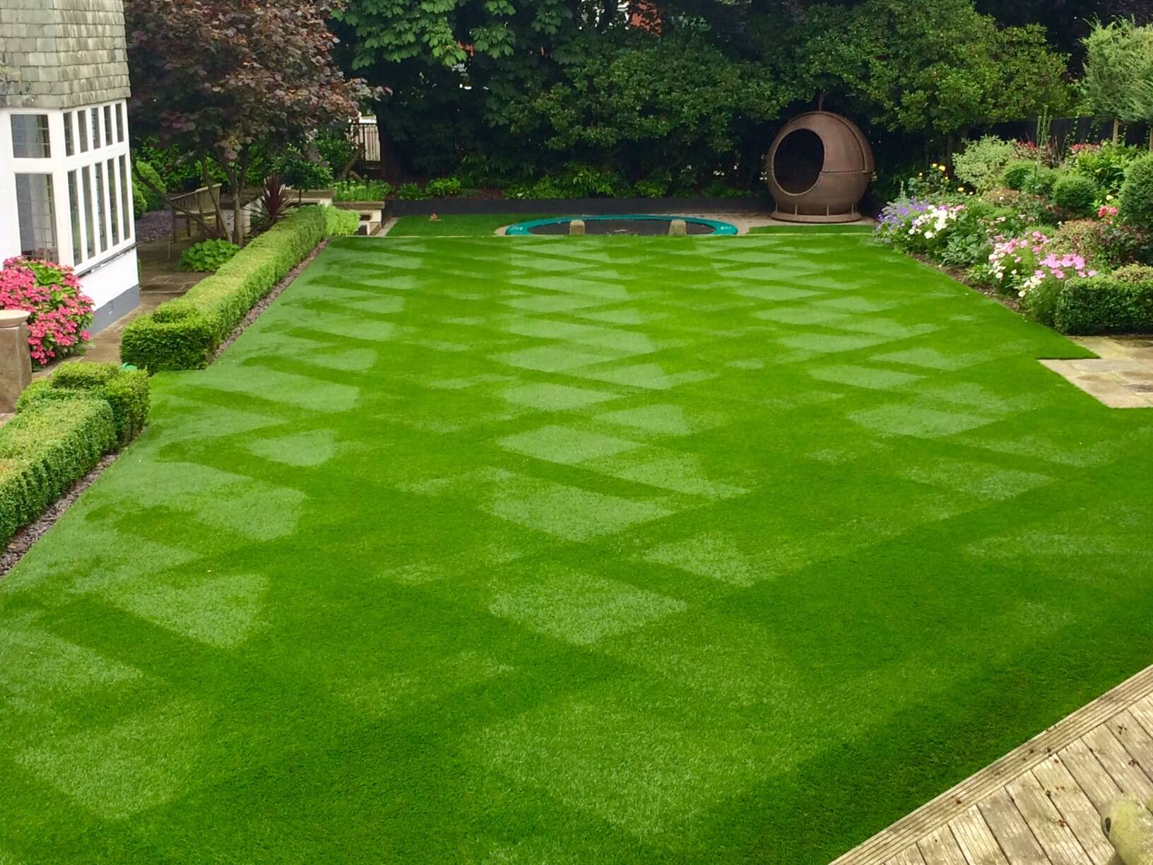 Mowing a lawn and the visual effect of striped lawns