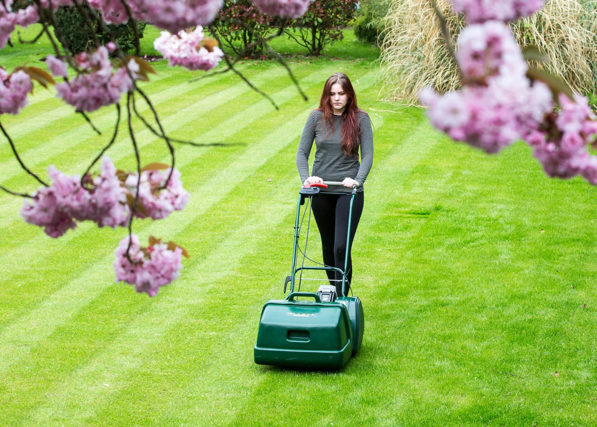 Mowing a striped lawn with the Allett Liberty 43