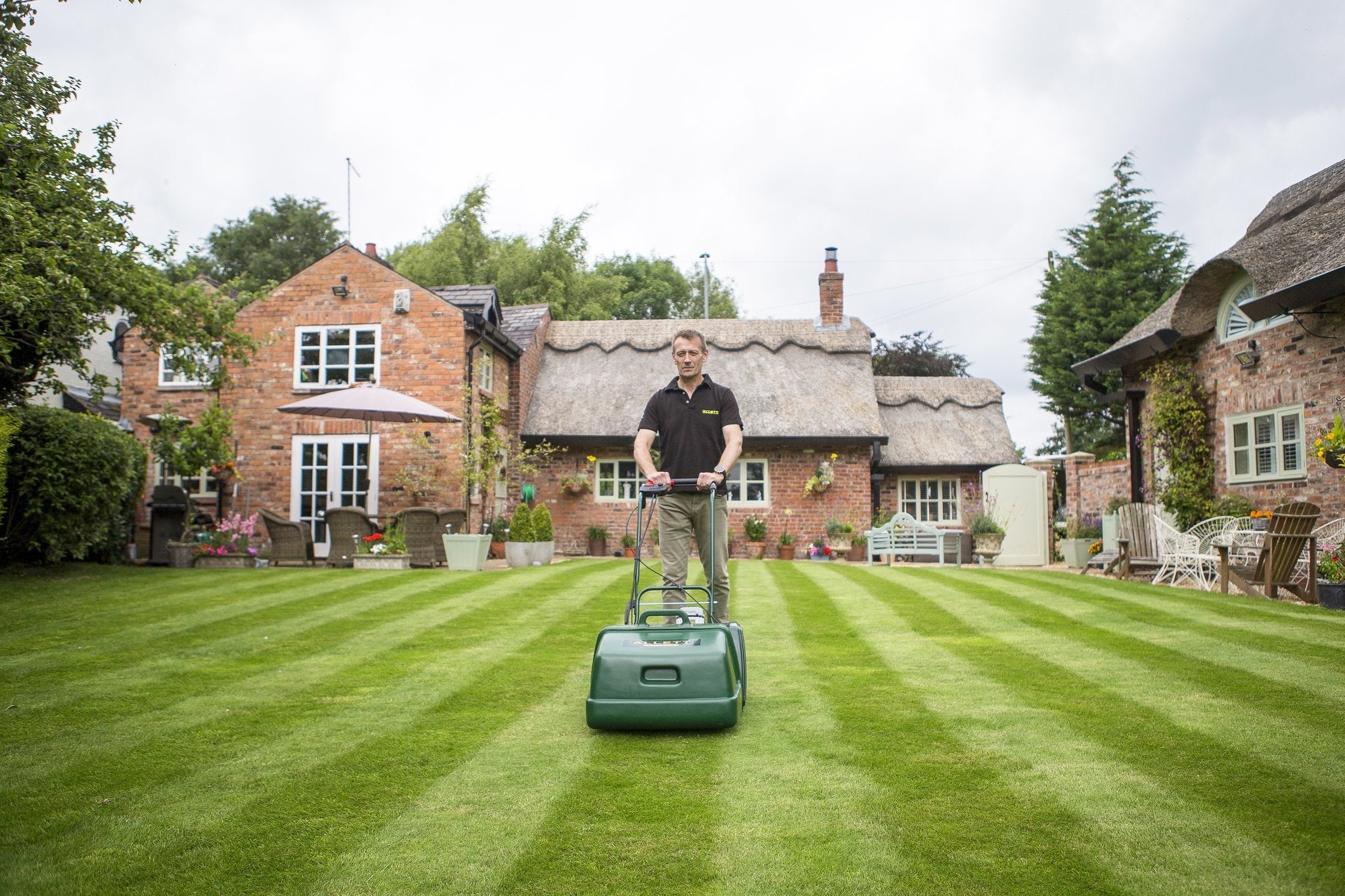 Allett Liberty 43 striping a home lawn